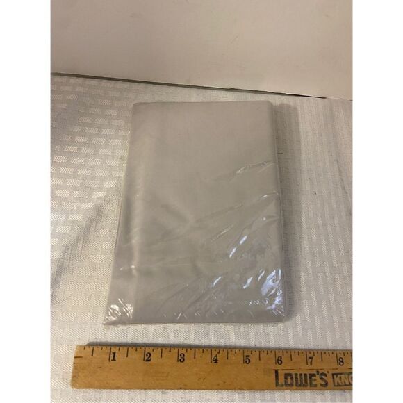 Meadowbrook no iron 2 pillowcases gray new 20x26" - Picture 2 of 2